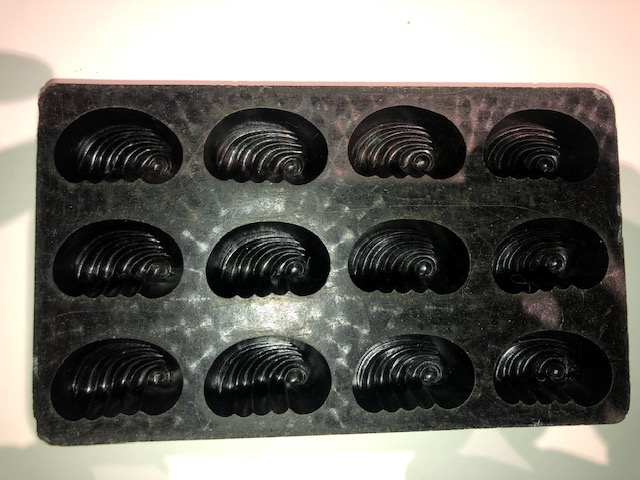 Chocoladevorm bakeliet 12 pralines (16)