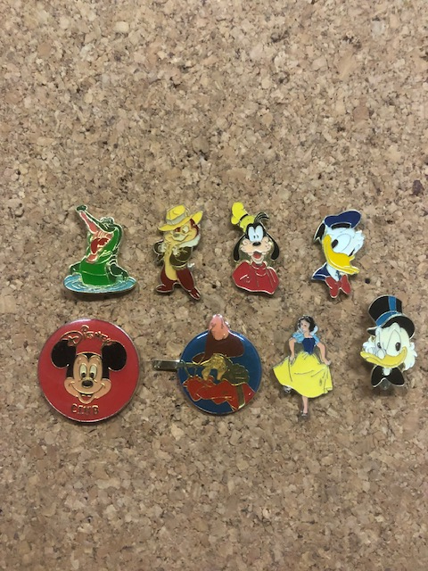 Lot de 8 pins Disney