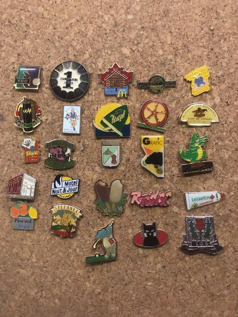 Lot van 25 vintage pins, diverse thema's (lot L)