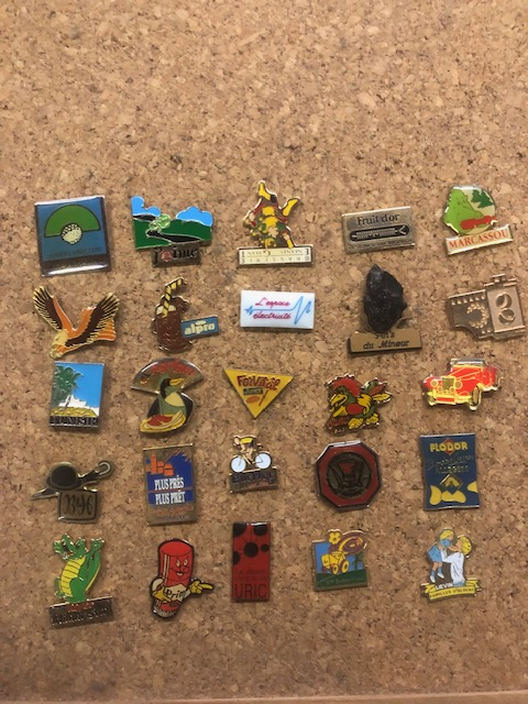 Lot van 25 vintage pins, diverse thema's (lot M)
