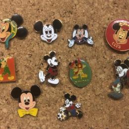 10 Disney Mickey Mouse pins (lot H)