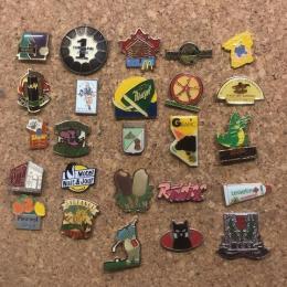 Lot van 25 vintage pins, diverse thema's (lot L)