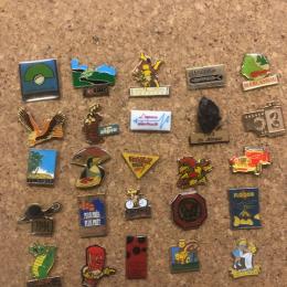 Lot van 25 vintage pins, diverse thema's (lot M)